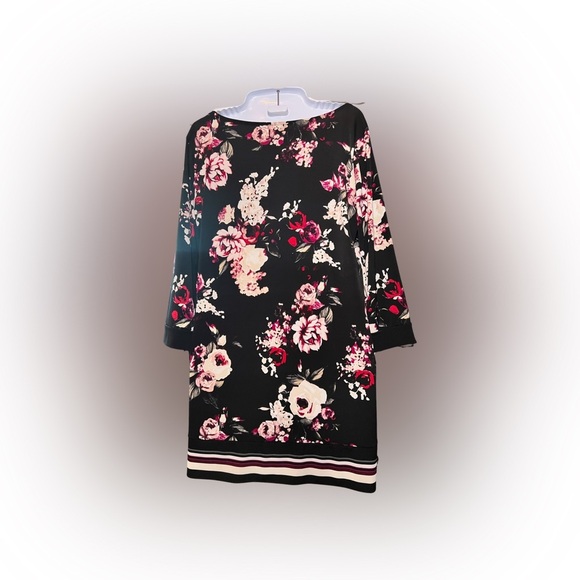 White House Black Market Black W/ Merlot Flowers 3/4 Sleeve V-Neck Tunic - Picture 2 of 3